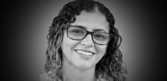 Professora morre e outras duas pessoas ficam feridas após batida entre motos Professora morre e outras duas pessoas ficam feridas após batida entre motos