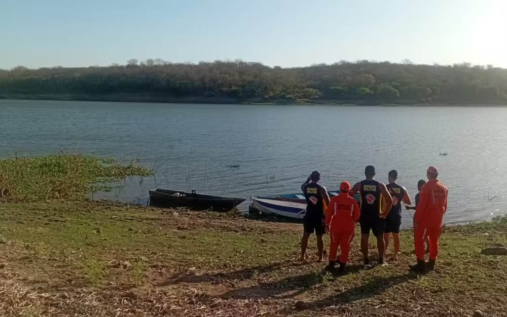 Dois adolescentes desaparecem após caírem de canoa em rio
