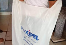 Criança autista é enviada para casa pela escola dentro de saco plástico e com fralda suja na Bahia Criança autista é enviada para casa pela escola dentro de saco plástico e com fralda suja na Bahia
