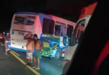 Micro-ônibus com 27 pessoas se envolve em acidente na Bahia e passageiros ficam feridos Micro-ônibus com 27 pessoas se envolve em acidente na Bahia e passageiros ficam feridos
