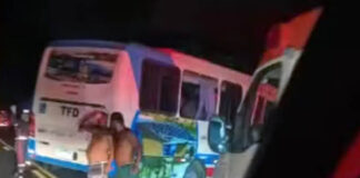 Micro-ônibus com 27 pessoas se envolve em acidente na Bahia e passageiros ficam feridos Micro-ônibus com 27 pessoas se envolve em acidente na Bahia e passageiros ficam feridos