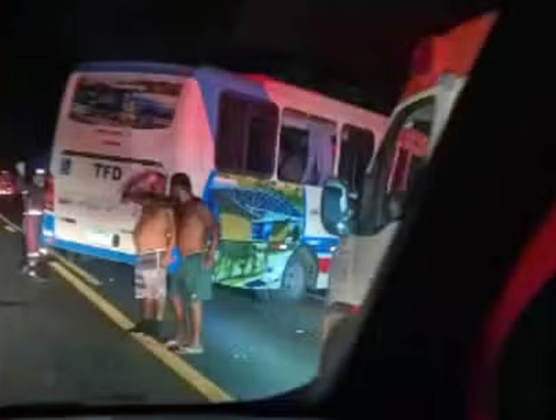 Micro-ônibus com 27 pessoas se envolve em acidente na Bahia e passageiros ficam feridos