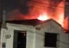 Casa usada por suspeito de sequestrar bebê na Bahia é incendiada; ossadas humanas foram encontradas no local Casa usada por suspeito de sequestrar bebê na Bahia é incendiada; ossadas humanas foram encontradas no local