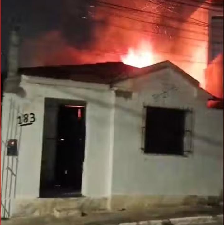 Casa usada por suspeito de sequestrar bebê na Bahia é incendiada; ossadas humanas foram encontradas no local