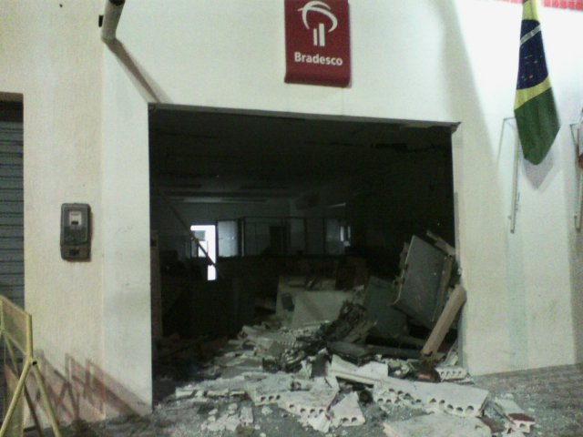 Bandidos explodem agencia do Bradesco em Itatim