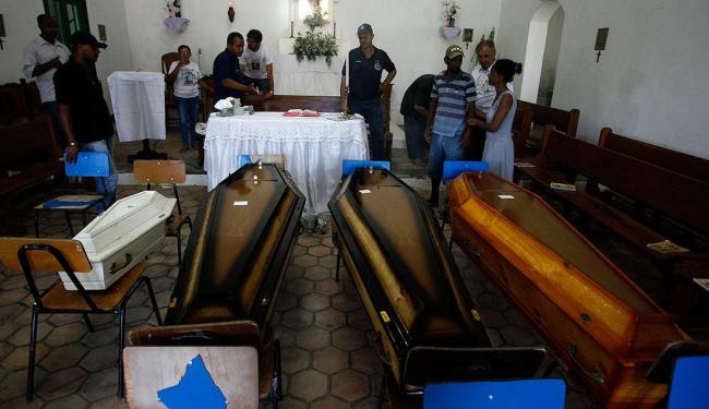 Mortos são enterrados em Lajedinho