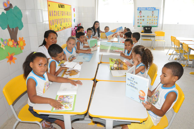Escolas de Itaberaba recebem livros do Programa Biblioteca do Estudante