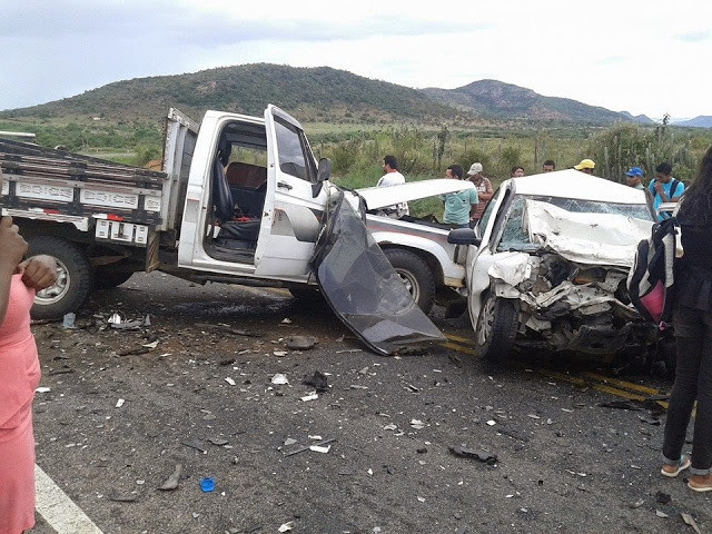 Motorista morre após bater veículo de frente com caminhonete na BA-245, em Iaçu