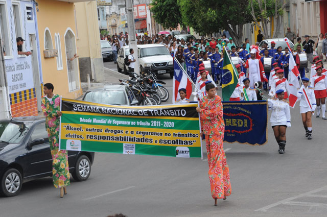 Semana Nacional de Trânsito foi aberta com desfile pelas ruas do centro de Itaberaba