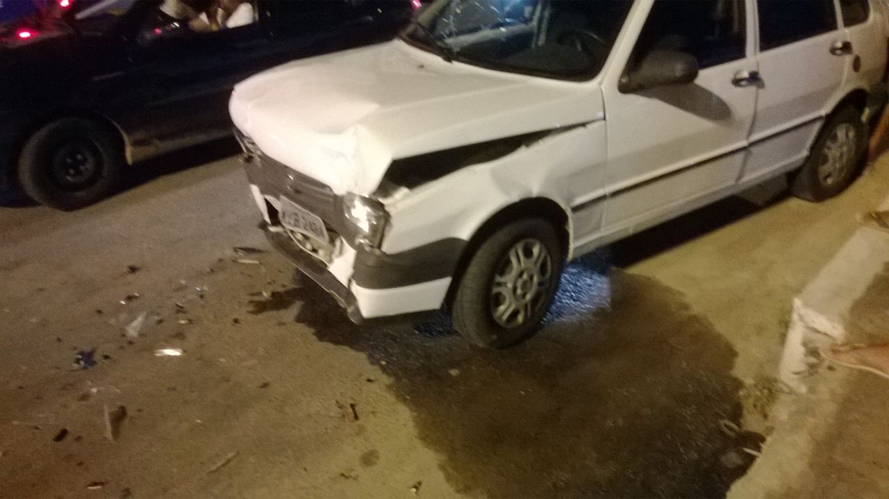 Veículo fica com a frente destruída após bater no fundo de uma van na avenida Ruy Barbosa