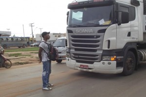 “Só saio daqui se Deus mandar” – diz homem que parou o trânsito na BR-242