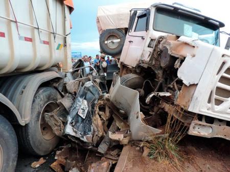 Carro é imprensado por 2 caminhões na BR 242