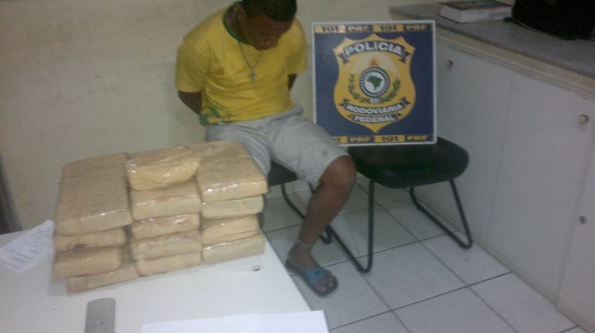 Polícia Rodoviária Federal prende cerca de 10 kg de maconha em Itaberaba
