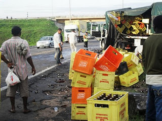Caminhão com placa de itaberaba carregado de cerveja vira e é saqueado na BR-116
