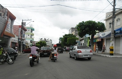 Jovem é esfaqueado no centro comercial de Itaberaba
