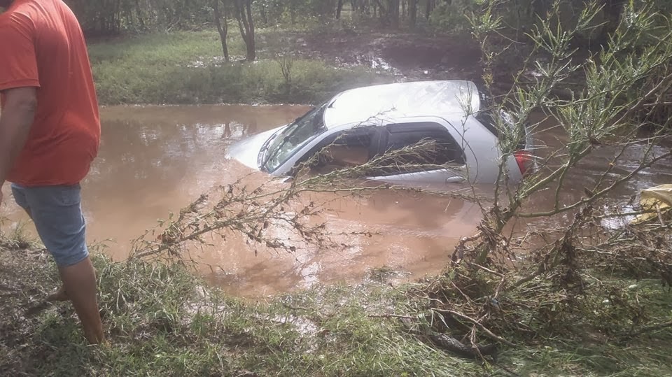 Carro é arrastado por rio na saída em Pintadas