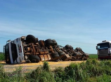 Acidente na BR-242 entre carro e moto deixa piloto ferido