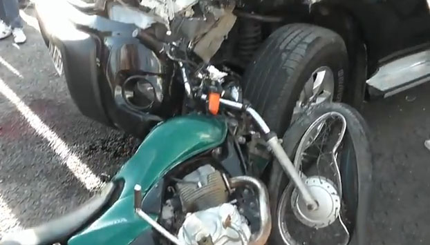 Ipirá: Motociclista em alta velocidade bate em carro de médico na porta do Hospital