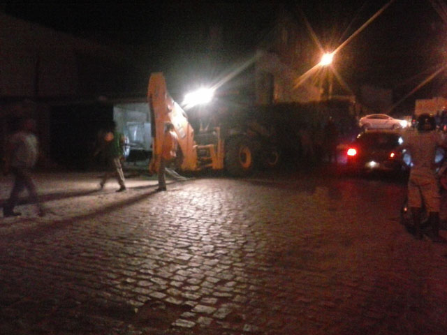 Caminhão desgovernado invade estabelecimento em Itaberaba