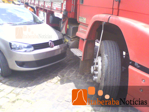 Caminhão bate em carro na praça do Coqueiro