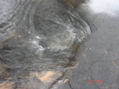 Cano quebrado joga água a 25 metros de altura no centro de Itaberaba