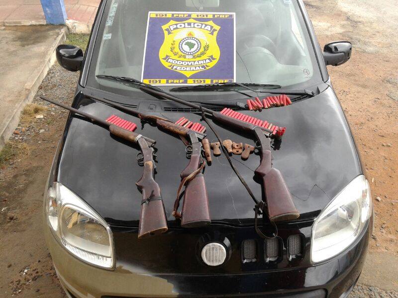 Três homens são presos portando armas de fogo em itaberaba