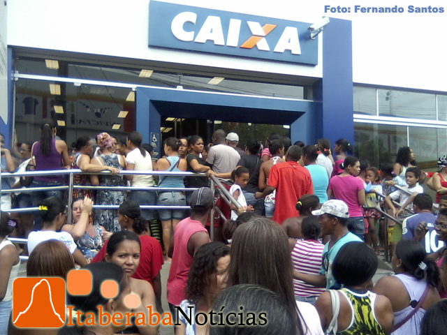 URGENTE! Trote do Bolsa Família leva centenas de pessoas para a porta da Caixa em Itaberaba
