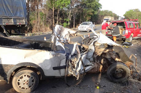 Veículo bate em carreta e duas pessoas morrem em grave acidente na BR 242