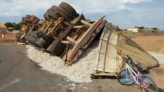 Carreta carregada de algodão tomba da BR-242