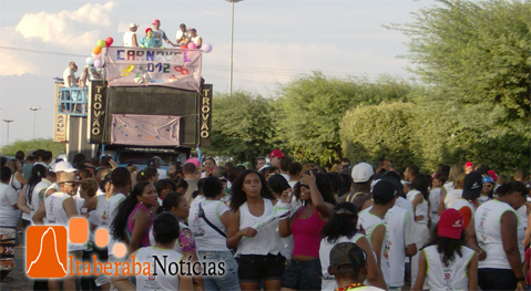Carnaval do CAPS anima a tarde em Itaberaba
