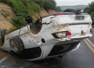 Carro capota na rodovia que liga Ruy Barbosa a Macajuba