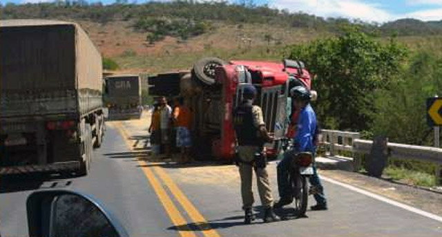 Carreta tomba e motorista fica ferido na BR-242