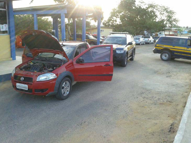 Policia apreende carro roubado com placa fria em Itaberaba