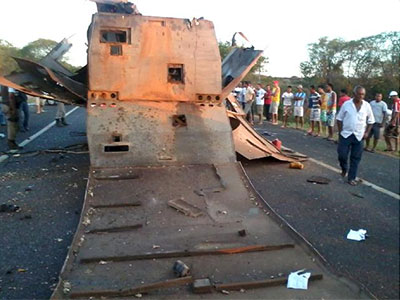 Bandidos explodem carro-forte na BA 052 e provocam duas mortes