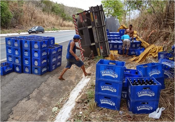 Caminhão carregado de cerveja tomba na BR-242