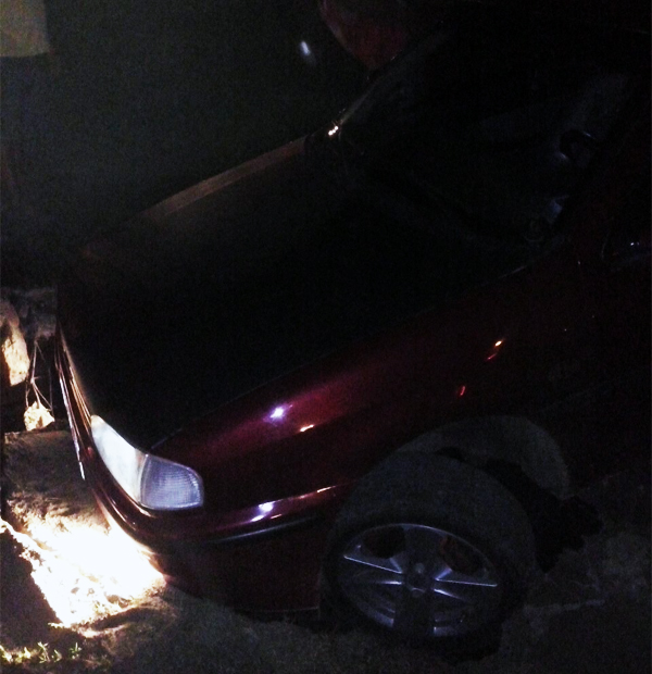 Carro cai na laje do canal do Donana em Itaberaba