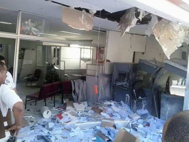 Homens explodem caixas eletrônicos na cidade de Itapicuru e Milagres