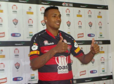 Vitória oficializa retorno do atacante Elton