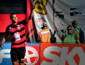 Elton pode se tornar artilheiro do Vitória