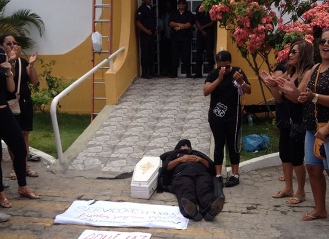 Itaberaba: Servidores municipais fazem enterro contra prefeito