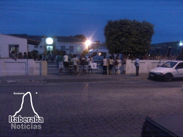 Estudantes do João XXIII prometem dormir na porta da prefeitura de Itaberaba