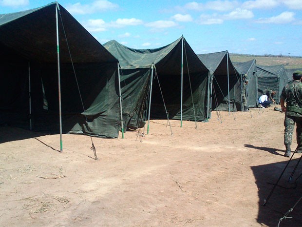 Exército instala 45 barracas para vítimas de chuvas em Lajedinho