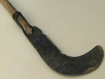 Homem tenta matar esposa com foice na Rua Jaime Sampaio