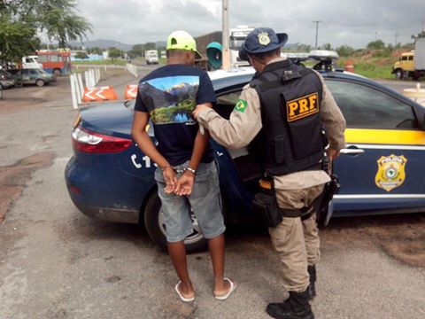 Foragido da justiça é preso na BR-242 em Itaberaba