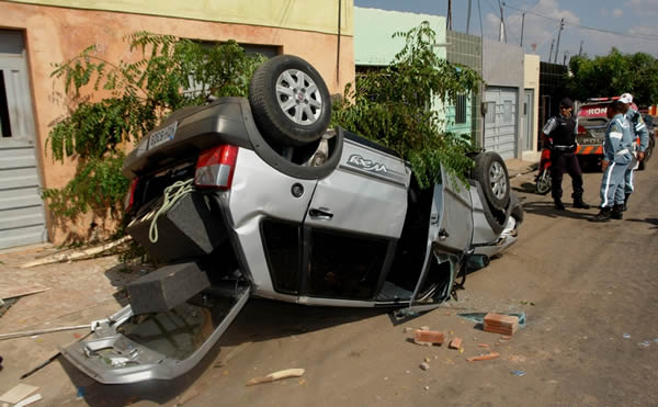 Veiculo capota na avenida Getúlio Vargas em Itaberaba