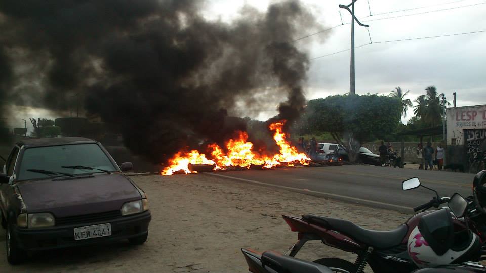 Moradores de Iaçu interditaram a BA-046 para cobrar a instalação de quebra-molas