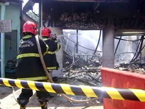 Incêndio destrói fábrica de colchões em Feira de Santana