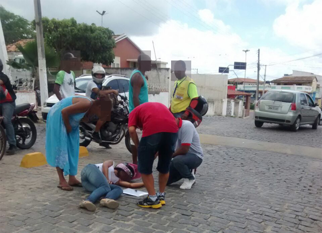 Mulher sofre acidente de moto na Avenida Rio Branco