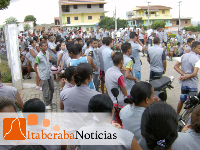 Dass: Trabalhadores da Fabrica de calçados param atividades em Itaberaba