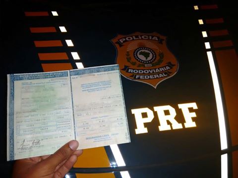 PRF flagra condutor em posse de documentação veicular falsa em Itaberaba